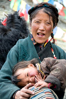 TIBET-Road to Tingri-Khampa mother and child