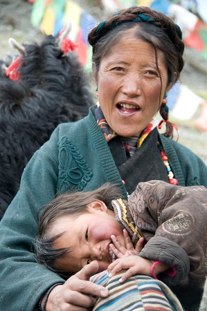 TIBET-Road to Tingri-Khampa mother and child